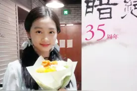 15岁黄多多收工照曝光，气质成熟没孩子气，与妈妈孙莉长相像复制图片