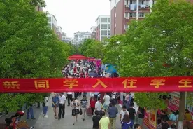 大学新生入学，父母尽量全程陪伴，4个原因看完你就懂了图片