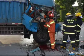 男子超载驾驶意外身亡，保险公司：超载不赔，法院：赔付10万元图片