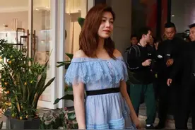 陈妍希少女感好强，穿蓝色蕾丝裙有点“肉感”！气质甜美又温柔图片