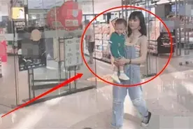 "最年轻姥姥"抱外孙逛街走红，祖孙二人胜似母女，网友：我好羡慕图片