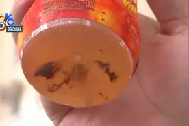 “康师傅”里喝出絮状物，经理解释这是一种“反应”？图片