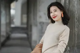 秋天，怎么把基础的“高领打底衫”穿出时髦感？这些搭配技巧要懂图片