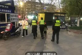 晚高峰杭州交警路口“捡到”一个小男孩，一个小时后接到家长报警图片