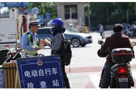 骑雅迪电动车，被罚400元扣15分，车主怒告交警，法官怎么判的？图片