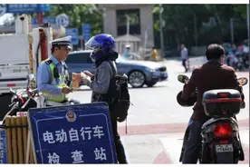 骑雅迪电动车，被罚400元扣15分，车主怒告交警，法官怎么判的？图片
