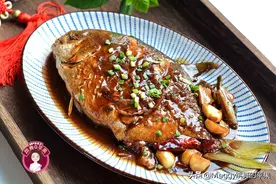 春节年夜饭端上这条鱼，肉厚刺少口彩好，好大一条得吃到初三图片