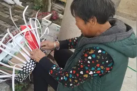 农村大妈用这种打包带编花篮，城里人见了都爱不释手图片