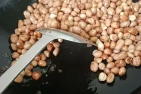炒花生米，只用油炒就错了！多一步操作，香脆可口，放7天不返潮图片