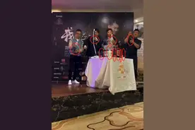 38岁高进现身商演，俩外国保镖跟随排场大，豪开多瓶酒价值上万图片