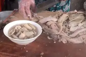 沧州大姐卖重口早餐，20多年仍是破烂小摊，客人都站着吃，味道好图片