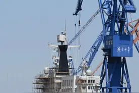 075两栖攻击舰桅杆涂黑 虽颜值跳水 但对抗熏黑简单有效图片