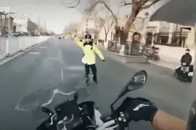 男子在北京西城闯卡辱警还上网炫耀，判了图片