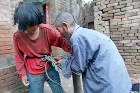 老人捡了个年轻女孩，生的小孩看了好心酸图片