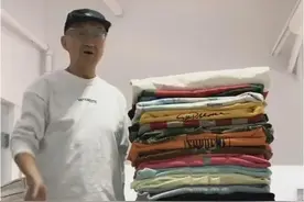 83岁大爷因太潮走红，衣服多到没地放，孙子：我都蹭爷爷衣服穿图片