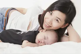 宝宝睡醒后到底要不要立刻去抱他图片