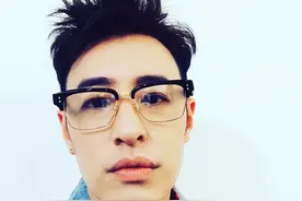 潘玮柏吸毒风波后罕见露面，笑容满面心情好，此前还与娇妻秀恩爱图片