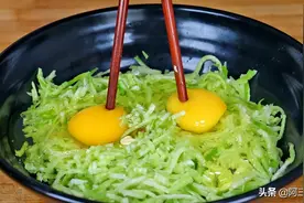 萝卜切成丝，加2个鸡蛋，不炒不炖不凉拌，出锅瞬间就扫光，真香图片