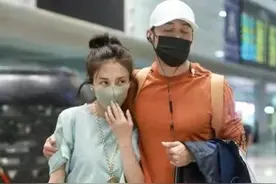 杨烁时尚霸总变暖男！携妻子走机场又搂又抱，妻子躲杨烁怀里撒娇图片