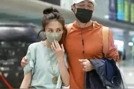 杨烁时尚霸总变暖男！携妻子走机场又搂又抱，妻子躲杨烁怀里撒娇图片