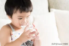 家长须知：喝果汁不等于喝水图片