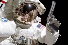 宇航员专用手枪！子弹口径特殊一枪打死熊，太空带枪火拼外星人？图片