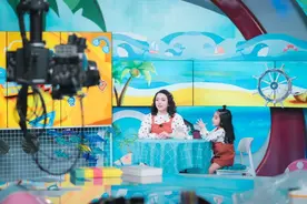 厦门卫视：黄晓玲老师和黄蔓茜小朋友又来喊你《上课啦》图片