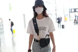 袁冰妍独自赶路戴网纱帽复古又时尚 走路带风自信满满图片