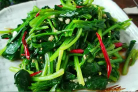 做凉拌菠菜的小窍门，颜色翠绿不黄，口感还不涩，这一步不能少图片