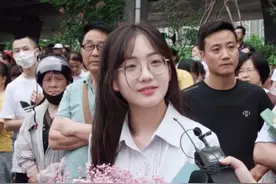 一段视频收获119万粉丝，高考最美送花女回应：还是学生，不签约图片