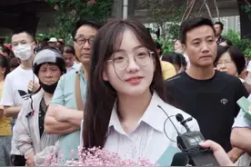 一段视频收获119万粉丝，高考最美送花女回应：还是学生，不签约图片