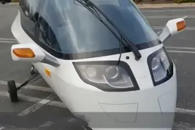 一款“全封闭摩托车”，时速超过300公里，刮风下雨不愁了图片