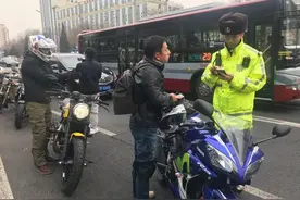 有C1驾照的车主，想驾驶摩托车上路，应符合三个条件图片