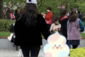 杨颖再被偶遇独自带娃，4岁小海绵已有妈妈齐腰高，又不见黄晓明图片