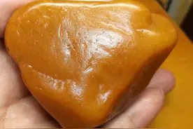 男子发现石头油腻腻，刚拿在手上还打滑，找人鉴定完却笑个不停图片