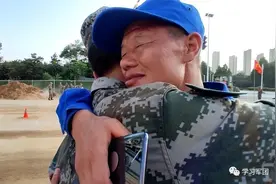 父子相聚抗洪前线，一个拥抱瞬间泪目图片