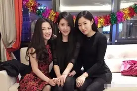 女人的年龄你别猜，“母女三人照”被当作姐妹花，网友：我全喜欢图片