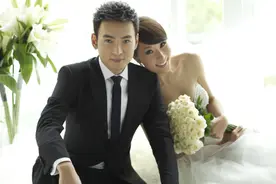 52岁焦恩俊罕露面，两鬓斑白脸部浮肿，与妻子各玩各至今不离婚图片