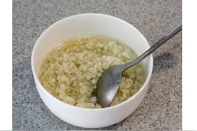 最近，40块钱一斤的鲍鱼火了，一碗蒜蓉配上烤箱做出蒜蓉烤鲍鱼图片