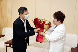 太原杏花岭区四大班子领导开展2021年教师节慰问活动图片