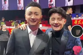 童星阿尔法瘦到脱相，带上假发跟央视主持人合影图片