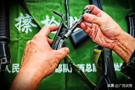 只看一名战士的手，懂的都懂了！图片