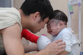 那个从出生就没吃过一口饭的小女孩，痊愈了，大口吃东西真好图片