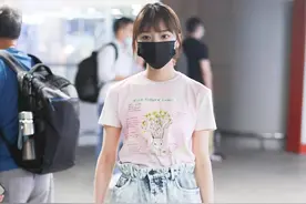 任敏粉色T恤配牛仔短裤少女感十足 圆环小包别致抢镜图片