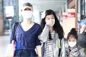 马伊琍带俩女儿现身机场 姐妹俩一路牵手感情好图片