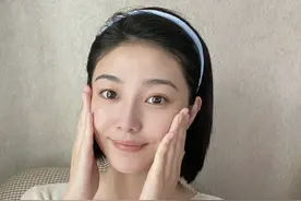 除了涂美白精华，这3个护肤方式也会改善暗沉，黄皮女孩都来学学图片