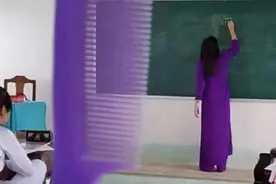学生拍下老师“撞衫照”走红，相似程度五颗星，丝毫没有违和感图片