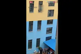 幼儿园男童因打不开厕所门从3楼跳下，被保安接住，前额轻微骨折图片