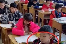 一年级学生考试什么样？画风随意仿若在家般自在，监考老师心好累图片