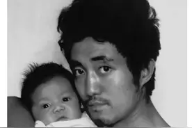 父子俩坚持30年，以同样姿势拍照合影，三十年来的变化令人感动图片